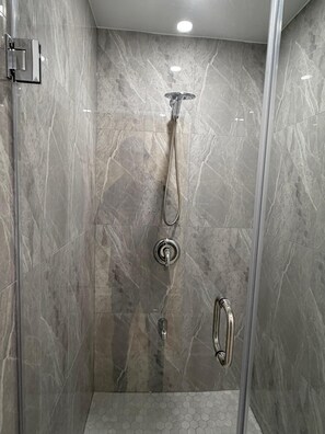 Single Bed in 10-Bed Female Dormitory Room Ensuite | Bathroom - Check Inn CA (Toronto)