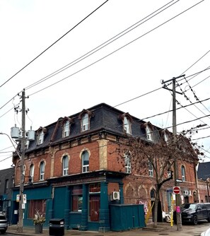 Exterior - Check Inn CA (Toronto)