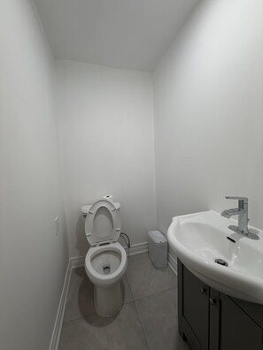 Single Bed in 10-Bed Female Dormitory Room Ensuite | Bathroom - Check Inn CA (Toronto)