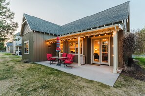 Exterior - Spacious 2BR at Eagle Crest ~ Pools, Golf & More! (Redmond)