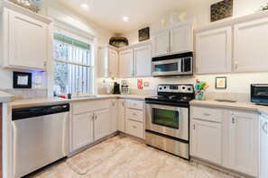 Fridge, microwave, oven, stovetop - Spacious 2BR at Eagle Crest ~ Pools, Golf & More! (Redmond)