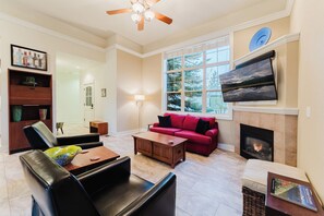 Smart TV, fireplace - Spacious 2BR at Eagle Crest ~ Pools, Golf & More! (Redmond)