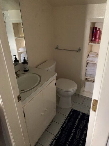 Large 4030 house, bedrooms, both with private bathrooms. Breakfast included pool