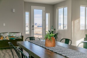 Dining - Hot Tub w/Lake View, Roof Top Deck, Game Room, W/D (Page)