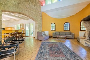 TV, fireplace - Le Mas des Trois Sources - Grand jardin (Gignac)