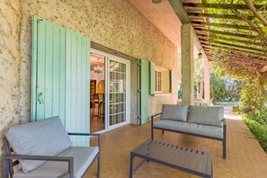 Terrace/patio - Le Mas des Trois Sources - Grand jardin (Gignac)
