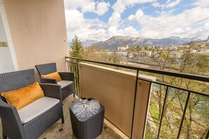 Property grounds - Le Thiou - Vue sur le château et la Visitation (Annecy)