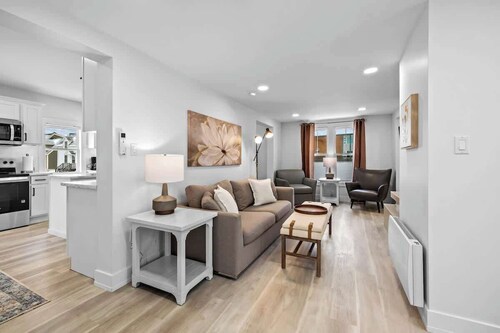 Spacious 3 Bdrm Haven - Steps to Downtown Ch'town