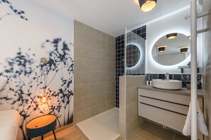 A modern bathroom with a shower, a sink, and a mirror. - Le Petit Élégance – Au pied du Taillefer (Duingt)