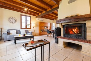 TV, fireplace, stereo - L'Oasis de SaBen - Piscine Privée (Belfort-du-Quercy)