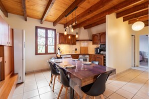 Fridge, microwave, oven, dishwasher - L'Oasis de SaBen - Piscine Privée (Belfort-du-Quercy)