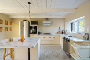 Fridge, microwave, oven, dishwasher - Le Domaine Creac'h Guennou - 300m de la plage (Plomodiern)
