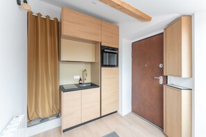 Fridge, microwave, oven, coffee/tea maker - Le Petit Canut - T1 sous les toits avec vue (Lyon)