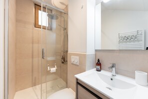 Hair dryer, towels - Le Petit Canut - T1 sous les toits avec vue (Lyon)