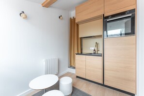 Fridge, microwave, oven, coffee/tea maker - Le Petit Canut - T1 sous les toits avec vue (Lyon)