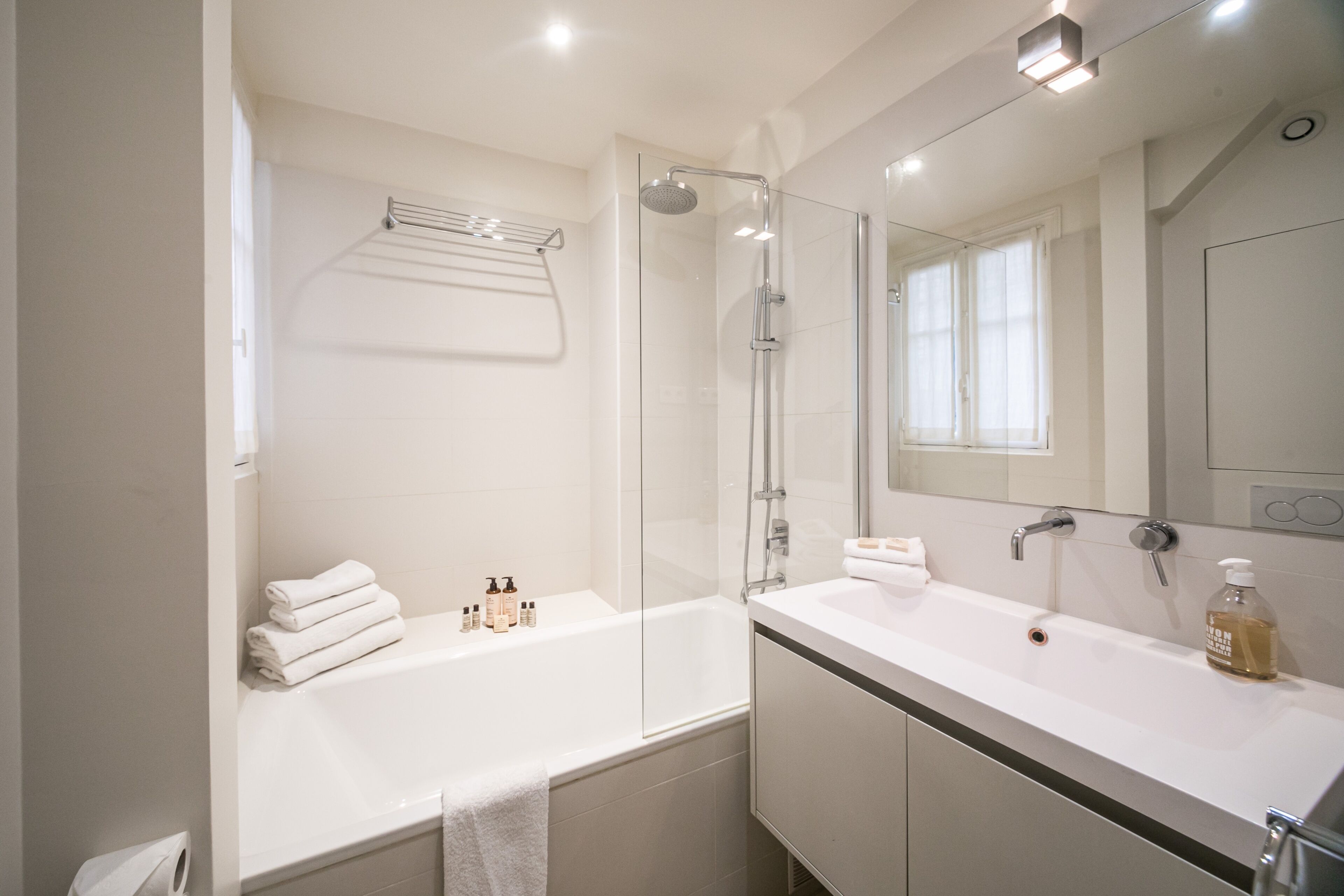 Hair dryer, towels - Canal St Martin Design (Paris)