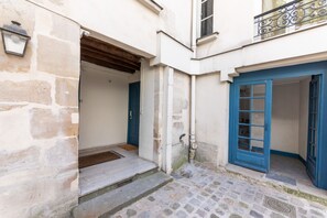 Exterior detail - Marais Studio Vosges (Paris)