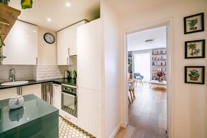 Fridge, oven, dishwasher, coffee/tea maker - Bonne Nouvelle Cosy - One Bedroom Apartment, Sleeps 2 (Paris)