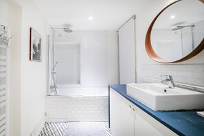 Hair dryer, towels - Bonne Nouvelle Cosy - One Bedroom Apartment, Sleeps 2 (Paris)