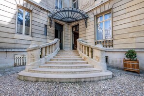 Exterior detail - Wagram Luxury Palace (Paris)