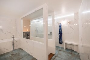 Un baño moderno con bañera, ducha e instalación de tocador.