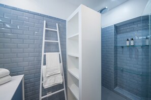 Hair dryer, towels - Tour Eiffel Loft - One Bedroom Apartment, Sleeps 3 (Paris)