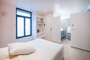 1 habitación, tabla de planchar con plancha, wifi gratis y ropa de cama 