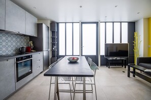 Interior - Tour Eiffel Loft - One Bedroom Apartment, Sleeps 3 (Paris)