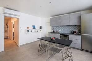 Fridge, oven, dishwasher, coffee/tea maker - Tour Eiffel Loft - One Bedroom Apartment, Sleeps 3 (Paris)