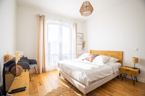Iron/ironing board, free WiFi, bed sheets - Madeleine Studio - Studio Apartment, Sleeps 2 (Paris)