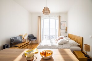 Iron/ironing board, free WiFi, bed sheets - Madeleine Studio - Studio Apartment, Sleeps 2 (Paris)