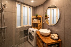 Hair dryer, towels - Montmartre Cosy - One Bedroom Apartment, Sleeps 4 (Paris)