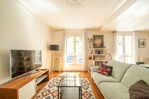 TV - Montmartre Cosy - One Bedroom Apartment, Sleeps 4 (Paris)