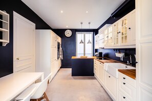 Fridge, microwave, oven, dishwasher - Alma Tour Eiffel - One Bedroom Apartment, Sleeps 3 (Paris)