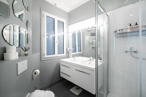 Hair dryer, towels - Alma Tour Eiffel - One Bedroom Apartment, Sleeps 3 (Paris)
