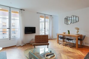 TV, stereo - Marais Picasso - One Bedroom Apartment, Sleeps 3 (Paris)