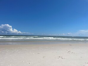 Beach - updated 2-bedroom, 2 bath, sleeps 6 family friendly condo. Many extras. (Gulf Shores)