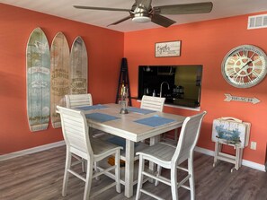 Dining - updated 2-bedroom, 2 bath, sleeps 6 family friendly condo. Many extras. (Gulf Shores)