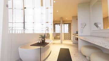Suite presidencial | Baño | Secadora de cabello, batas, pantuflas, piso con calefacción