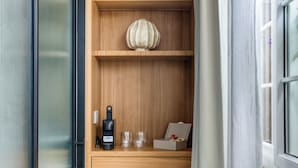 Un meuble en bois avec des étagères, une petite table et une fenêtre avec des rideaux.