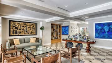 Lobby lounge