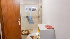 Chalet Premium, vista al jardín | Baño | Regadera, secadora de cabello, toallas, papel de baño