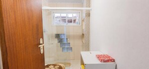 Ducha, secador de pelo, toallas, papel higiénico