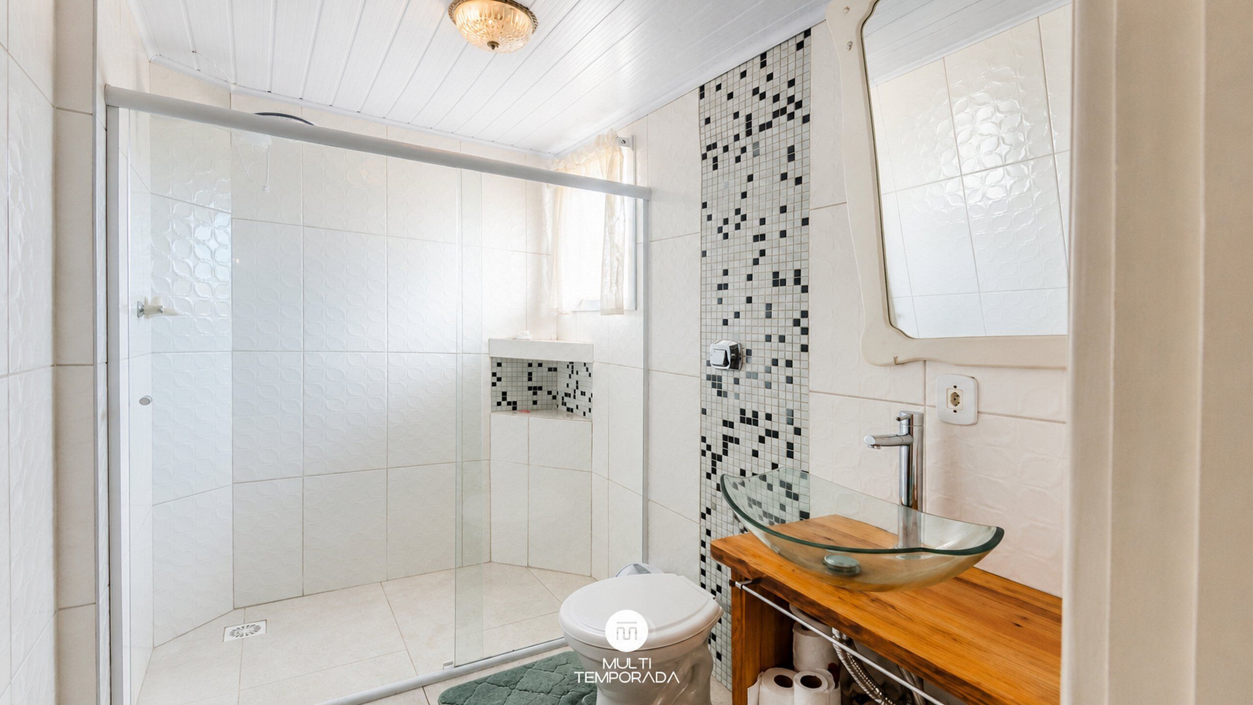 Premium chalet, uitzicht op tuin | Badkamer | Een douche, een haardroger, handdoeken, toiletpapier