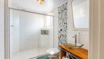 Chalet Premium, vista al jardín | Baño | Regadera, secadora de cabello, toallas, papel de baño
