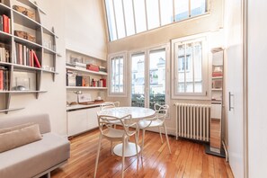 TV - Parc Monceau Loft - Studio Apartment, Sleeps 3 (Paris)