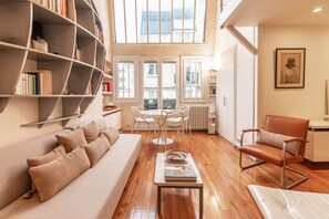 TV - Parc Monceau Loft - Studio Apartment, Sleeps 3 (Paris)