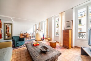 TV, DVD player - Montmartre Martyrs - One Bedroom Apartment, Sleeps 2 (Paris)