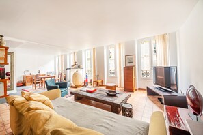 TV, DVD player - Montmartre Martyrs - One Bedroom Apartment, Sleeps 2 (Paris)