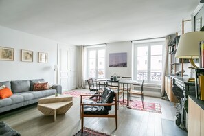 TV, DVD player - Palais Royal Charm Home (Paris)